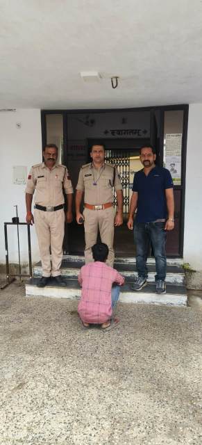 बहेरिया पुलिस ने चोरी के आरोपी को किया गिरफ्तार,