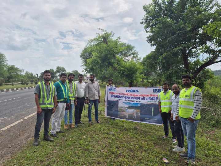 हाईवे अथॉरिटी द्वारा निराश्रित पशुओं को रिफ्लेक्टिव बेल्ट पहनाए गए