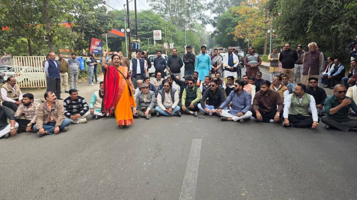 ब्राह्मण समाज ने आईएएस वर्मा का पुतला जलाया एफआईआर दर्ज कराने की मांग की