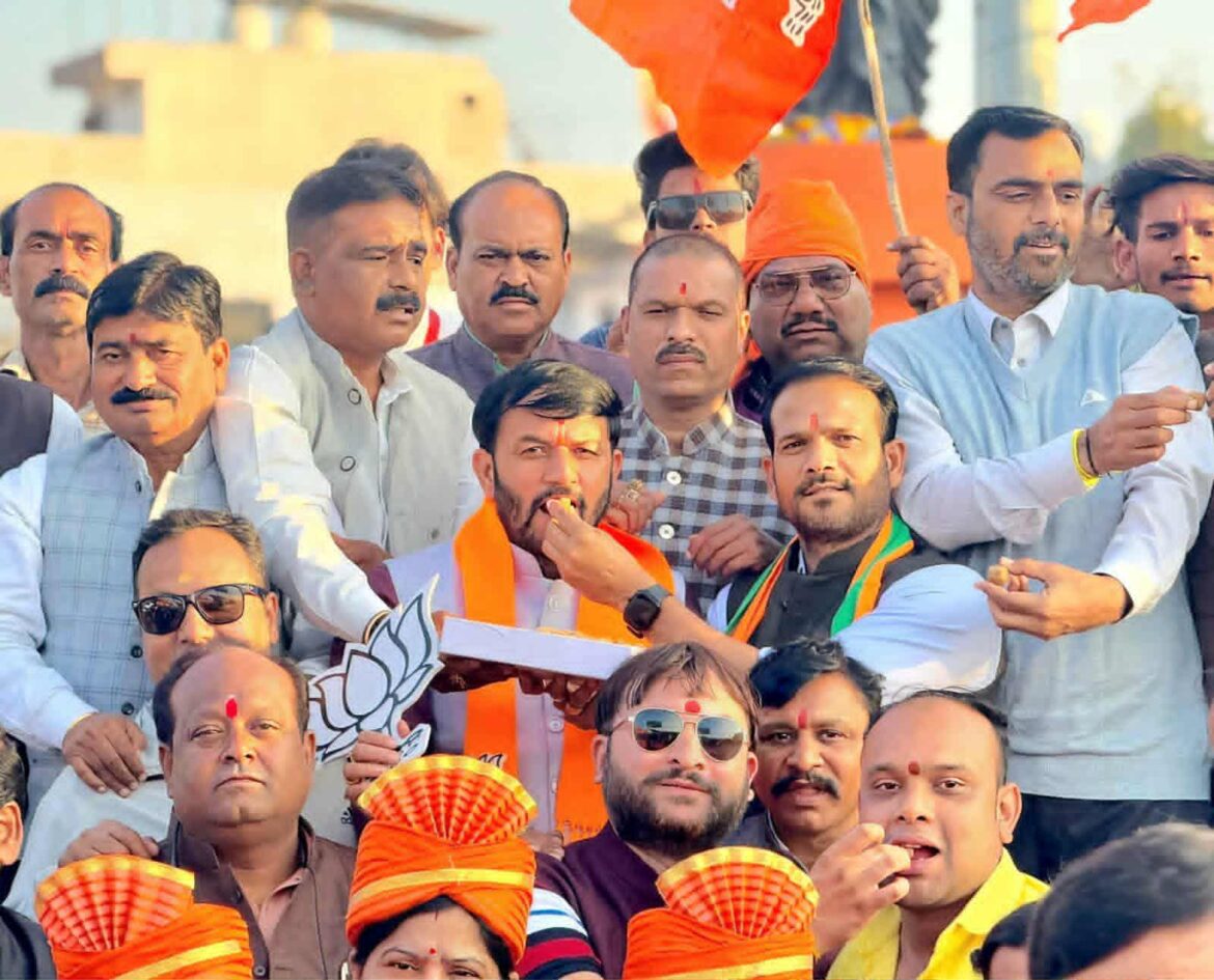 आतिशबाजी कर भाजपा ने मनाया बिहार में मिली ऐतिहासिक जीत का जश्न