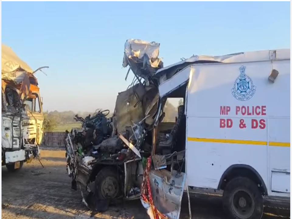 सागर – पुलिस वैन कंटेनर से भिड़ी 4 जवानो की मौत