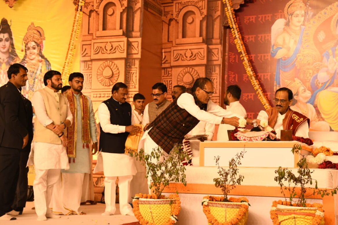 केंद्रीय मंत्री  शिवराज सिंह श्रीराम कथा में शामिल हुए, दक्षिणमुखी हनुमान जी की आरती उतारी