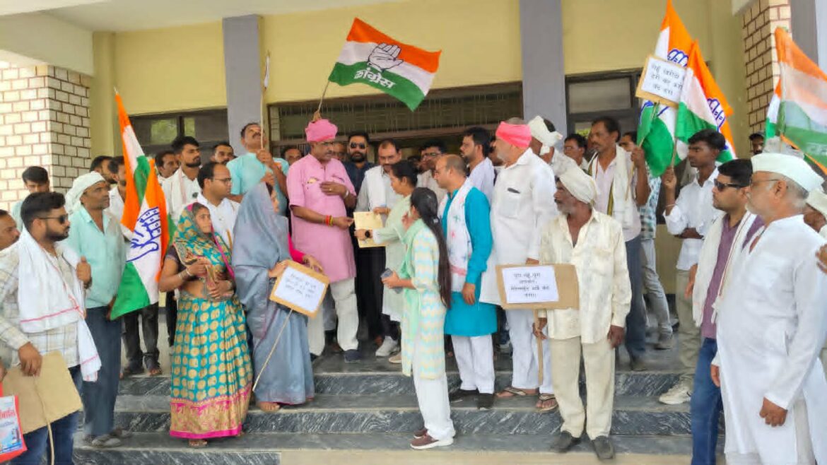 किसानों की समस्याओं को लेकर कांग्रेस का  प्रदर्शन, राज्यपाल के नाम सौंपा ज्ञापन