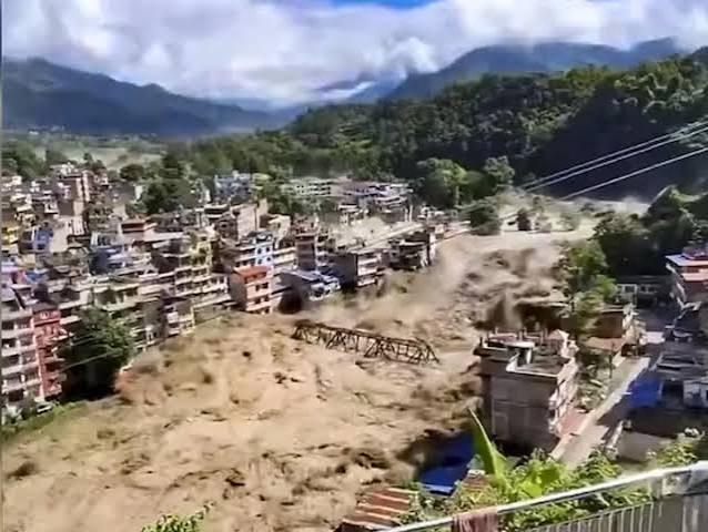 नेपाल में कुदरत का कहर बाढ़ ने मचाई तबाही, 105 भारतीयों समेत सैकड़ों लापता