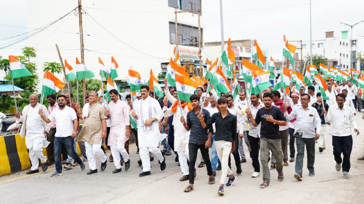 तिरंगे के सम्मान और राष्ट्रभक्ति के संदेश के साथ मंत्री राजपूत ने निकली तिरंगा यात्रा