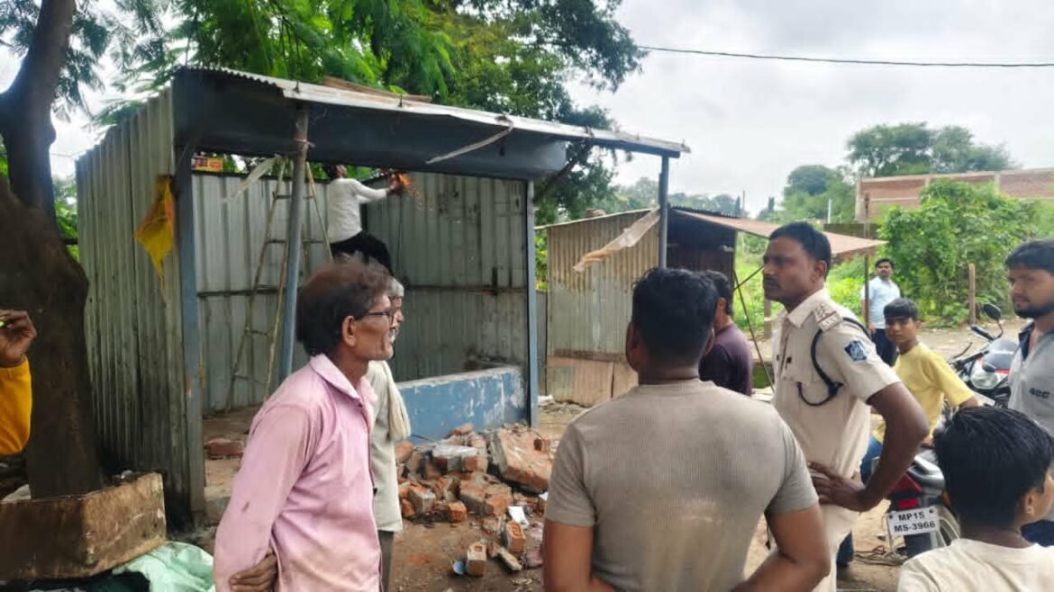 देवरी में पुलिस प्रशासन ने हटाया अवैध अतिक्रमण।