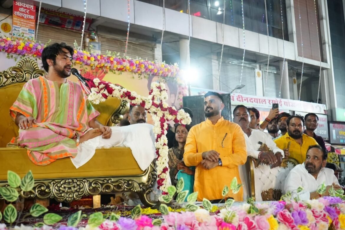 ‘सनातन हिंदू एकता रथयात्रा ” गरबा पंडाल में गोमूत्र पिलाकर दें एंट्री – धीरेन्द्र शास्त्री