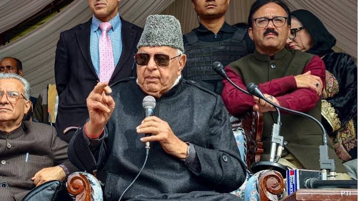 फारूक अब्दुल्ला का बयान: कश्मीर को बचाने वाला पाकिस्तान या भारत ?
